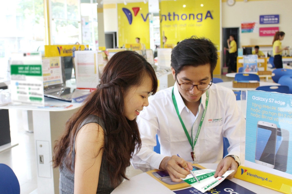 Hình ảnh một người đang tập trung đọc kỹ các điều khoản và điều kiện của một hợp đồng tài chính