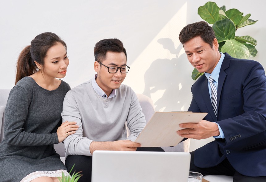 Hình ảnh minh họa một buổi tư vấn tài chính cá nhân giữa chuyên gia và khách hàng