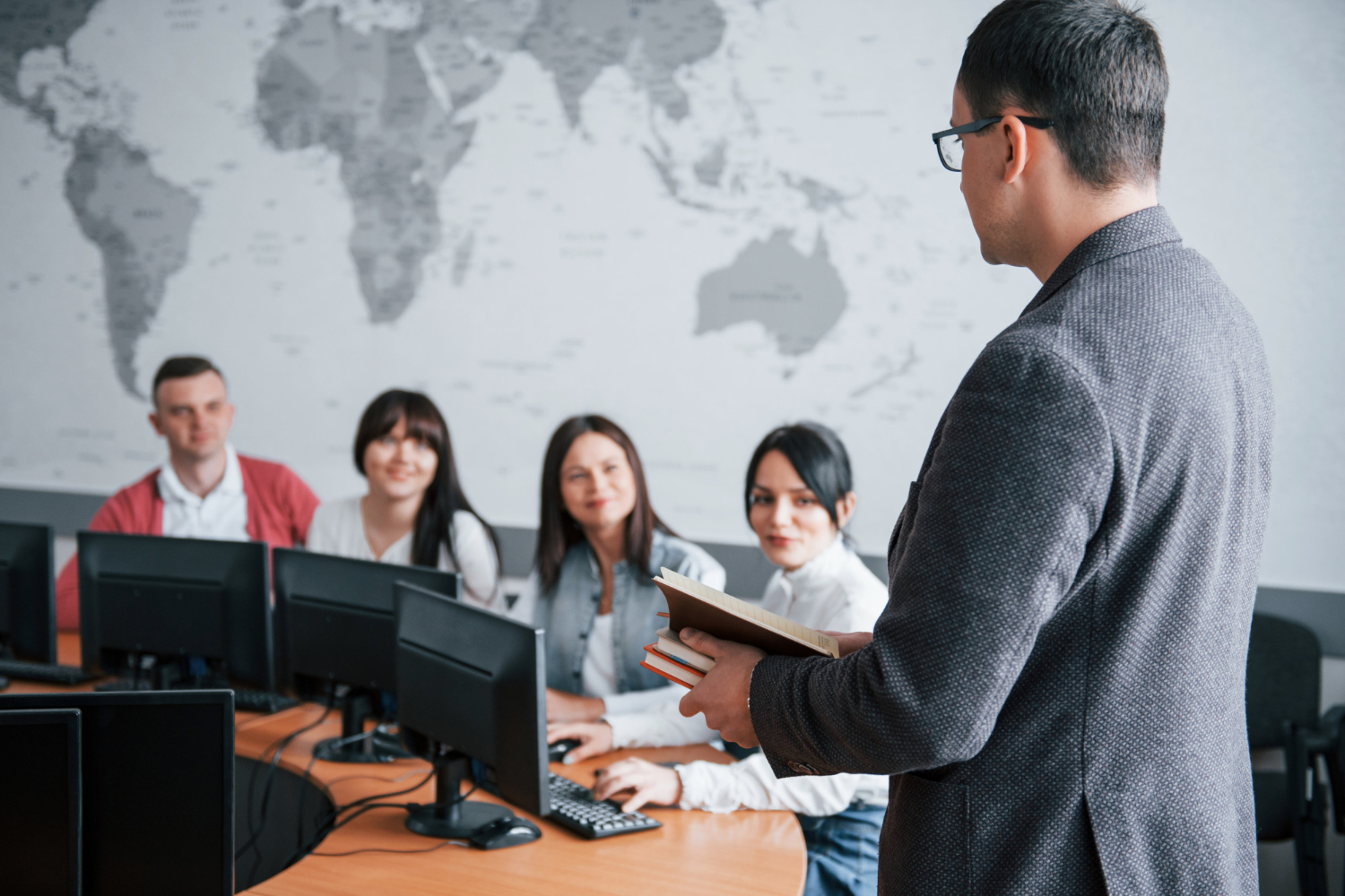 Nhà đầu tư phân tích báo cáo tài chính