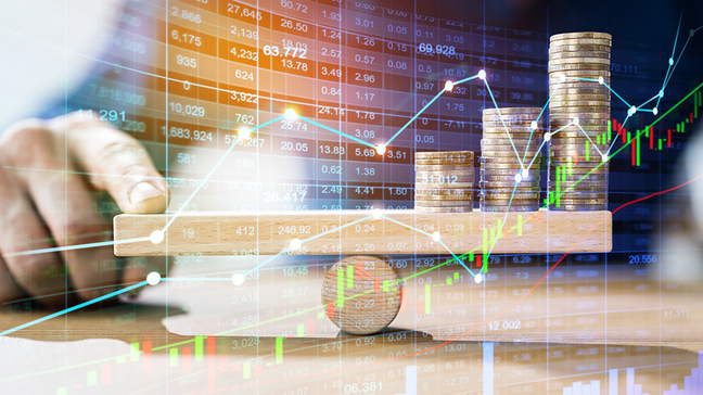 Nhà đầu tư mới đang tìm hiểu về giao dịch forex trên máy tính