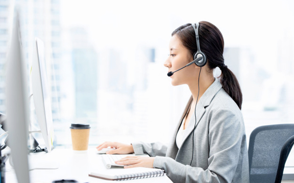 Nhân viên hỗ trợ khách hàng Exness đang nhiệt tình giải đáp thắc mắc cho khách hàng