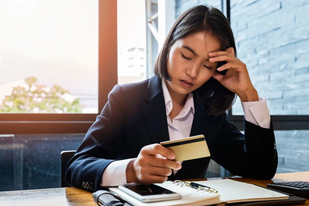 Người trẻ tuổi đang tìm hiểu kiến thức về thị trường tài chính để chuẩn bị làm IB Exness